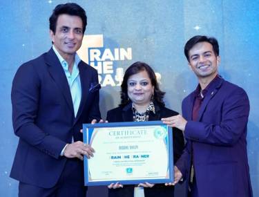 Riddhe Sshilpi Receiving Award With Sonu Sood